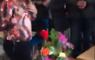 Mësuesja mirëpritet me duartokitje nga nxënësit