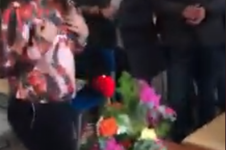 Mësuesja mirëpritet me duartokitje nga nxënësit