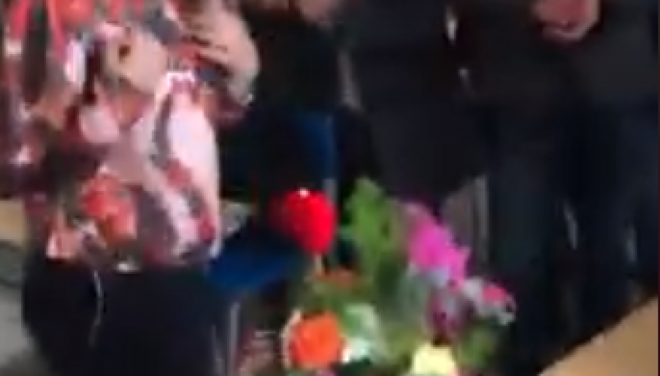 Mësuesja mirëpritet me duartokitje nga nxënësit