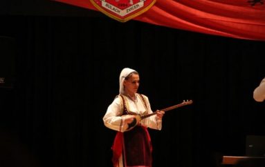 Mjekja me origjinë shqiptare që i bie çiftelisë