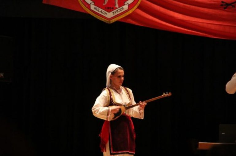 Mjekja me origjinë shqiptare që i bie çiftelisë