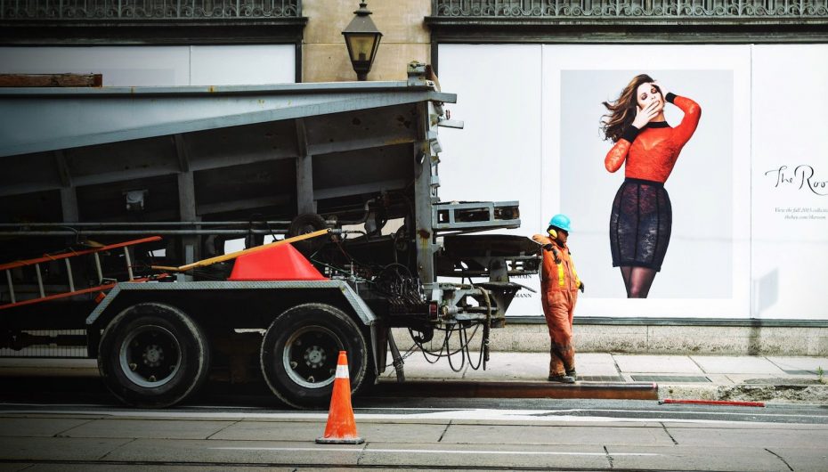 “Për t’i dhënë fund ngacmimeve seksuale, duhet të përballemi me varësinë e burrave ndaj grave”