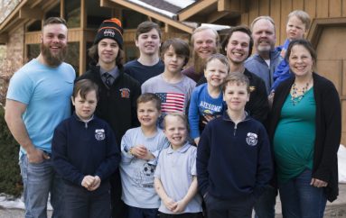 Familja me 13 djem mirëpret një tjetër fëmijë