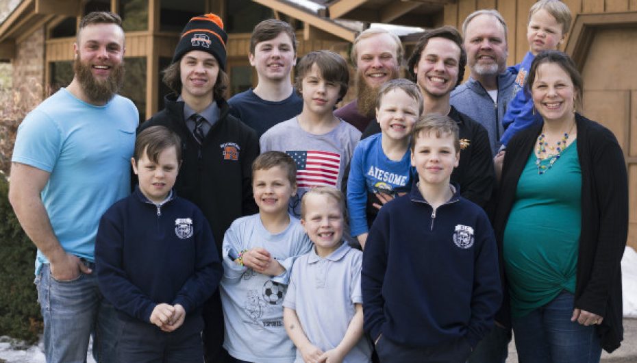 Familja me 13 djem mirëpret një tjetër fëmijë