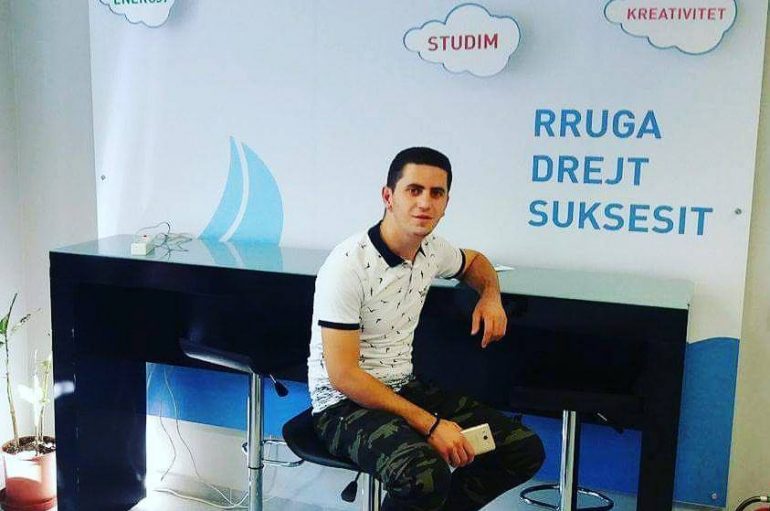 Kush është Juliani, studenti që “lufton” bullizmin në Kamëz