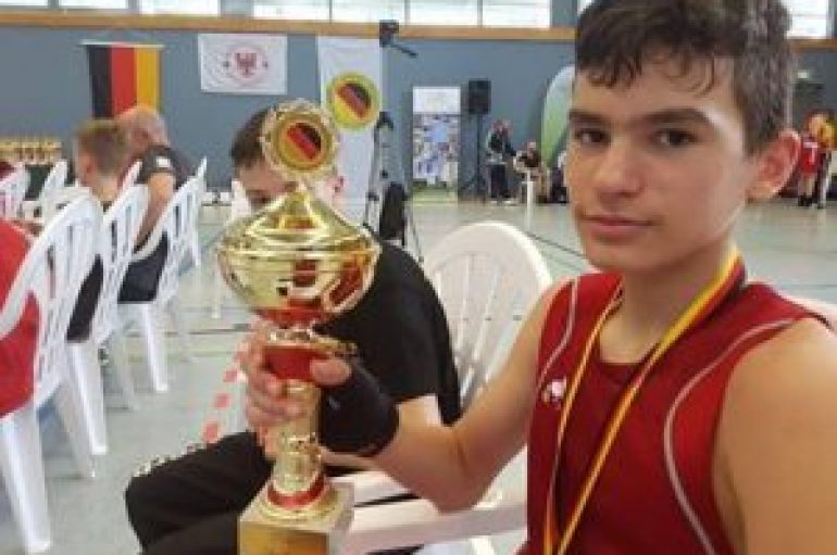 14-vjeçari shpallet kampion boksi në Gjermani