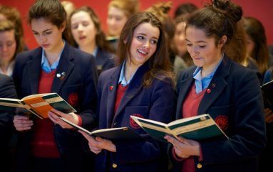 Një vajzë e pavarur shpëton nga tabutë shqiptare