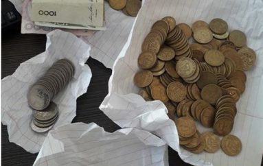 18 vjeçari kursen “thërrime” për të blerë kostumin e maturës