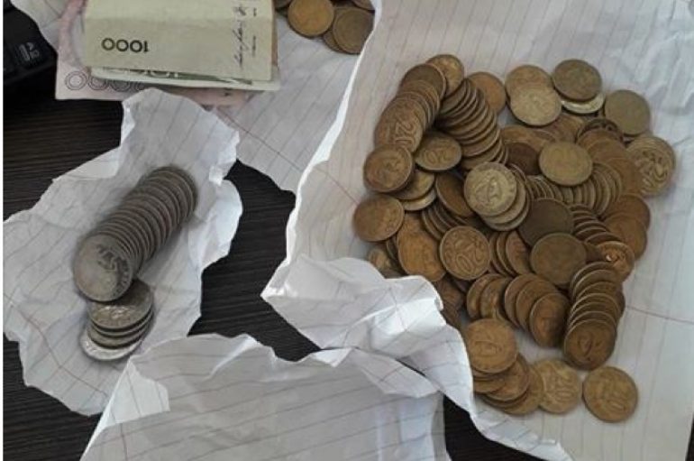 18 vjeçari kursen “thërrime” për të blerë kostumin e maturës