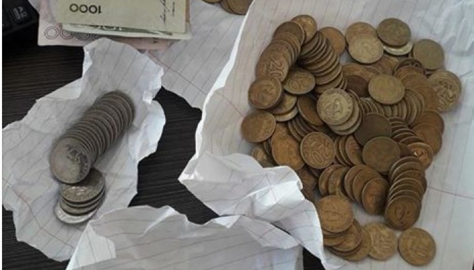 18 vjeçari kursen “thërrime” për të blerë kostumin e maturës