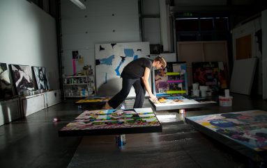 Artisti i cili po sfidon “krimet e projektimit kundër njerëzimit”