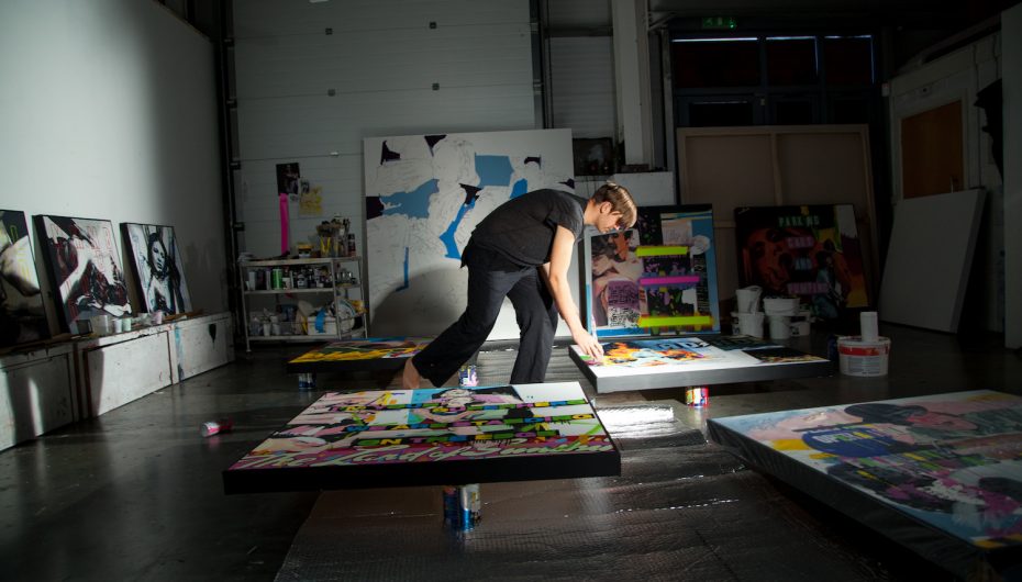 Artisti i cili po sfidon “krimet e projektimit kundër njerëzimit”