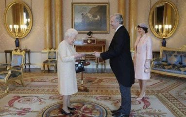 Mjekja shqiptare takon mbretëreshën Elisabeth në pallatin mbretëror