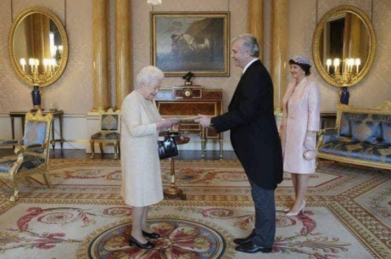 Mjekja shqiptare takon mbretëreshën Elisabeth në pallatin mbretëror