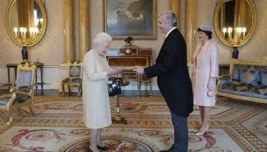 Mjekja shqiptare takon mbretëreshën Elisabeth në pallatin mbretëror