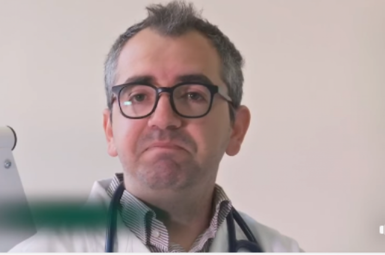 Mjeku shqiptar lë Italinë për spitalin e Korçës