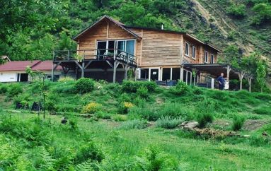 E reja shqiptare kthehet nga Franca, ndërton ‘parajsën’ në fshatin e lindjes