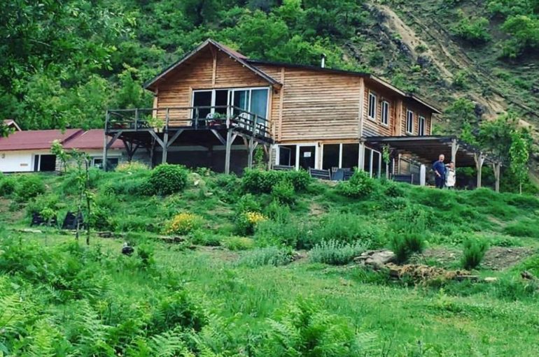 E reja shqiptare kthehet nga Franca, ndërton ‘parajsën’ në fshatin e lindjes