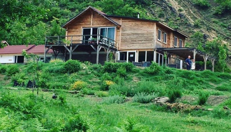 E reja shqiptare kthehet nga Franca, ndërton ‘parajsën’ në fshatin e lindjes