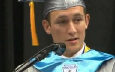 Në ditën e diplomimit, studenti ekselent zbulon se është i pastrehë