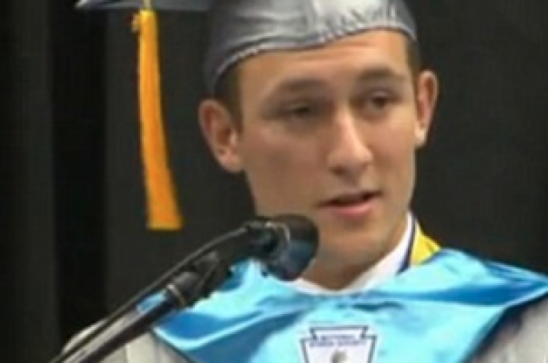 Në ditën e diplomimit, studenti ekselent zbulon se është i pastrehë