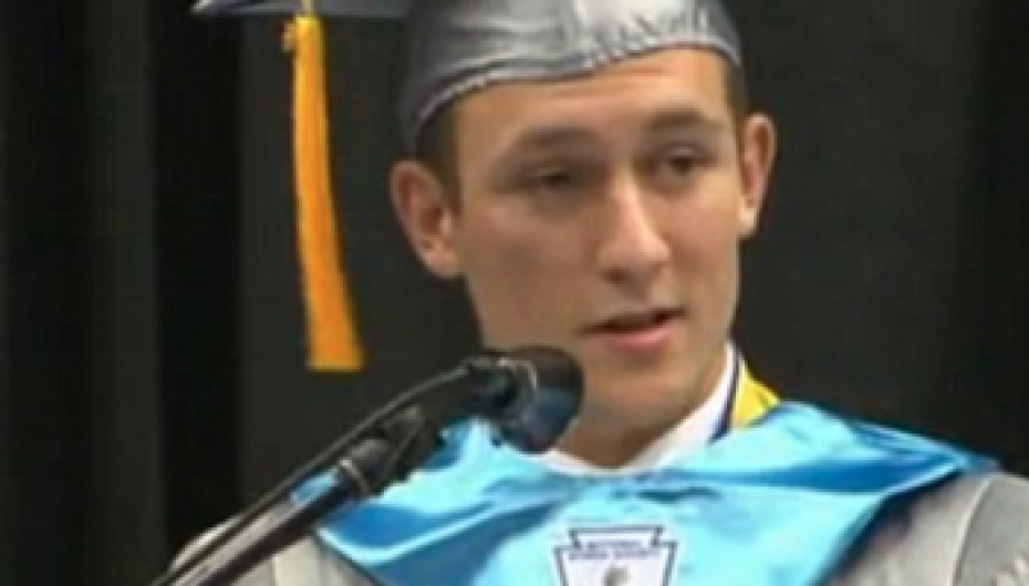 Në ditën e diplomimit, studenti ekselent zbulon se është i pastrehë