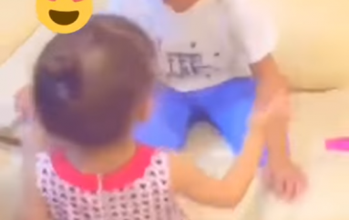 Vëllai i stilon flokët motrës… vogëlushja i dhuron një puthje të ngrohtë