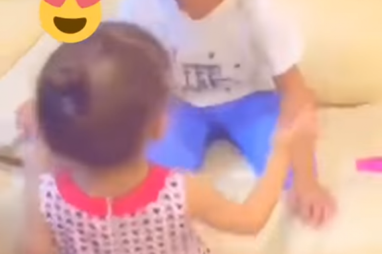 Vëllai i stilon flokët motrës… vogëlushja i dhuron një puthje të ngrohtë