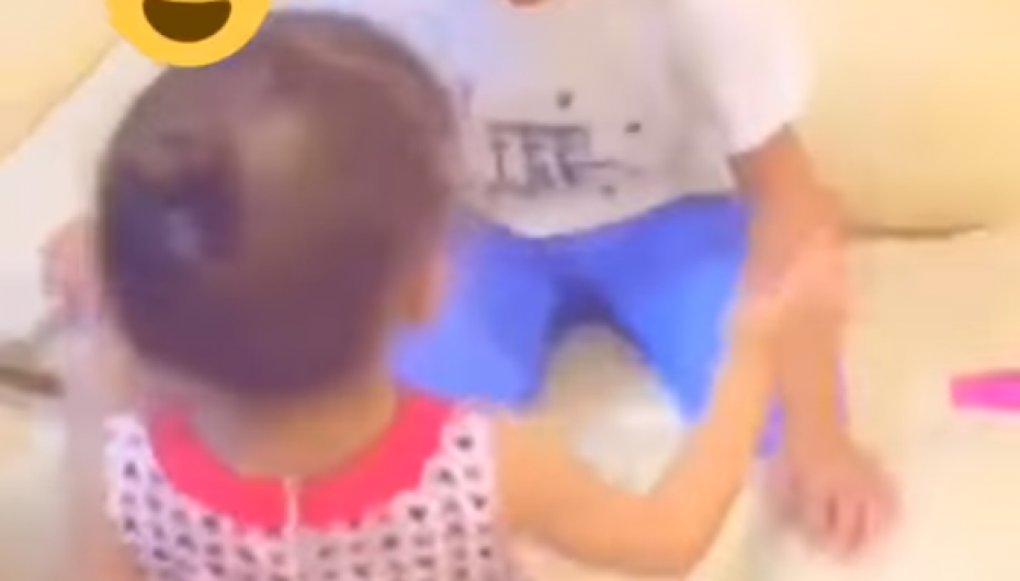 Vëllai i stilon flokët motrës… vogëlushja i dhuron një puthje të ngrohtë