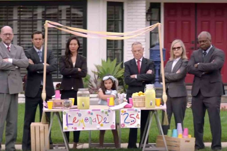 Nëse një fëmijë gjobitet se shet limonadë, kjo kompani i ndihmon falas që të përballen me ligjin