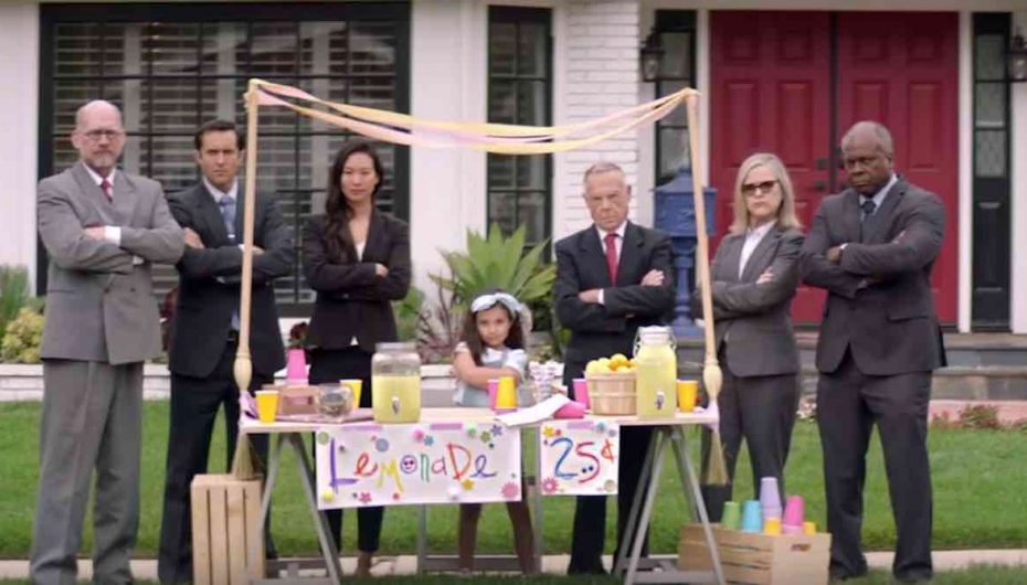 Nëse një fëmijë gjobitet se shet limonadë, kjo kompani i ndihmon falas që të përballen me ligjin