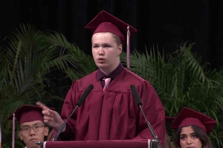 Studenti autik thyen heshtjen, mban fjalimin frymëzues në ceremoninë e diplomimit