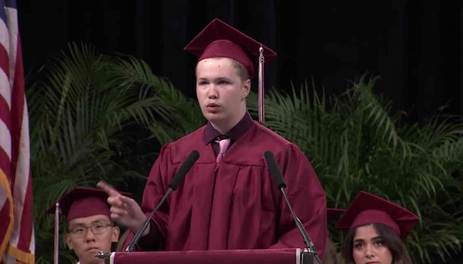 Studenti autik thyen heshtjen, mban fjalimin frymëzues në ceremoninë e diplomimit