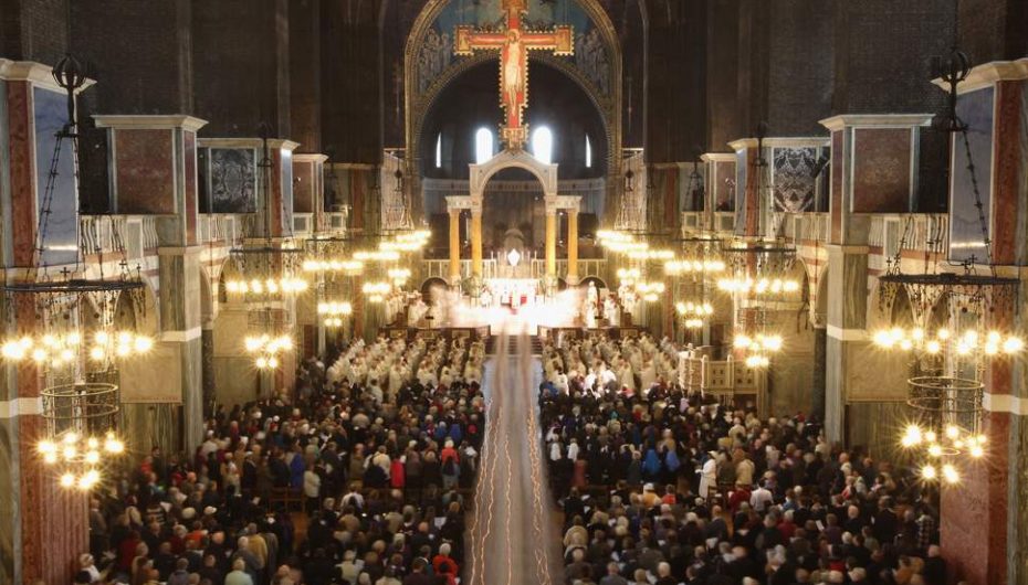 Studimi: Njerëzit besimtarë e kuptojnë botën më pak