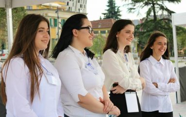 4 adoleshente në Tiranë po themelojnë sipërmarrjen për artistët e rinj