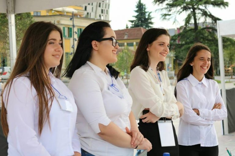 4 adoleshente në Tiranë po themelojnë sipërmarrjen për artistët e rinj