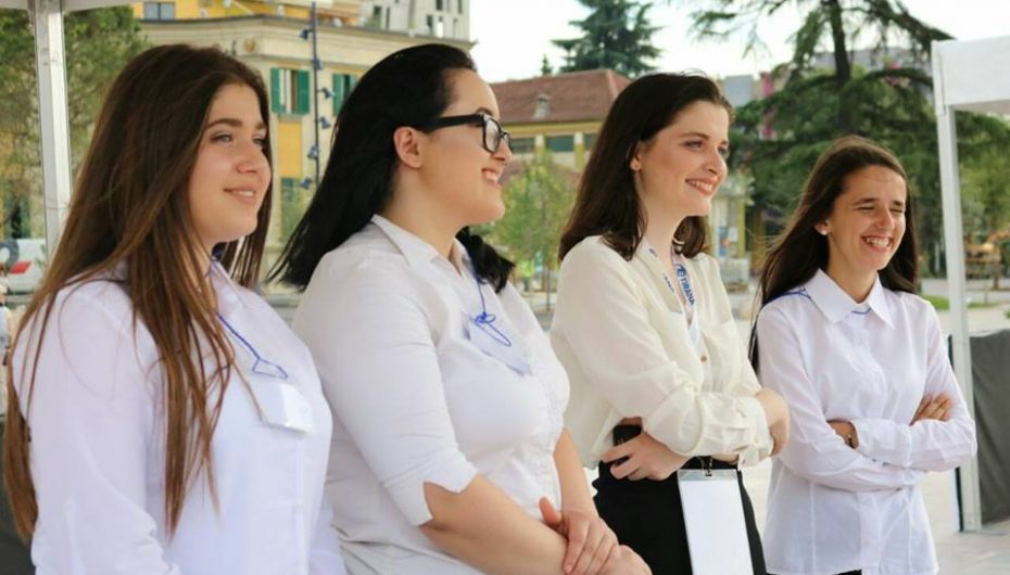 4 adoleshente në Tiranë po themelojnë sipërmarrjen për artistët e rinj