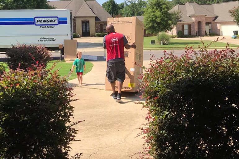 Shpërndarësi bën realitet ëndrrën e djaloshit të vogël