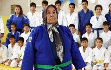 Gjyshja 80 vjeçare ushtron xhudo, një shembull frymëzues për të rinjtë