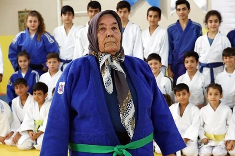 Gjyshja 80 vjeçare ushtron xhudo, një shembull frymëzues për të rinjtë