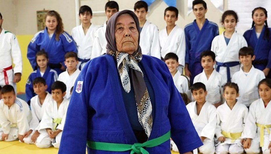 Gjyshja 80 vjeçare ushtron xhudo, një shembull frymëzues për të rinjtë