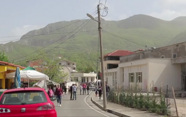 Larg kryeqytetit, mes vështirësive të periferisë