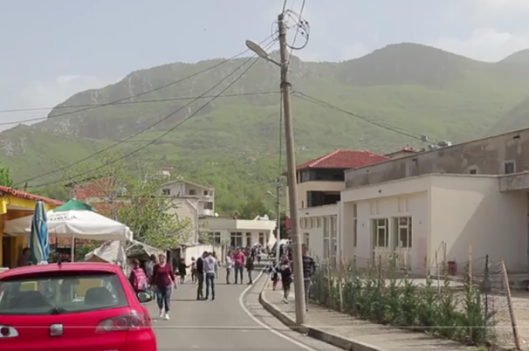 Larg kryeqytetit, mes vështirësive të periferisë