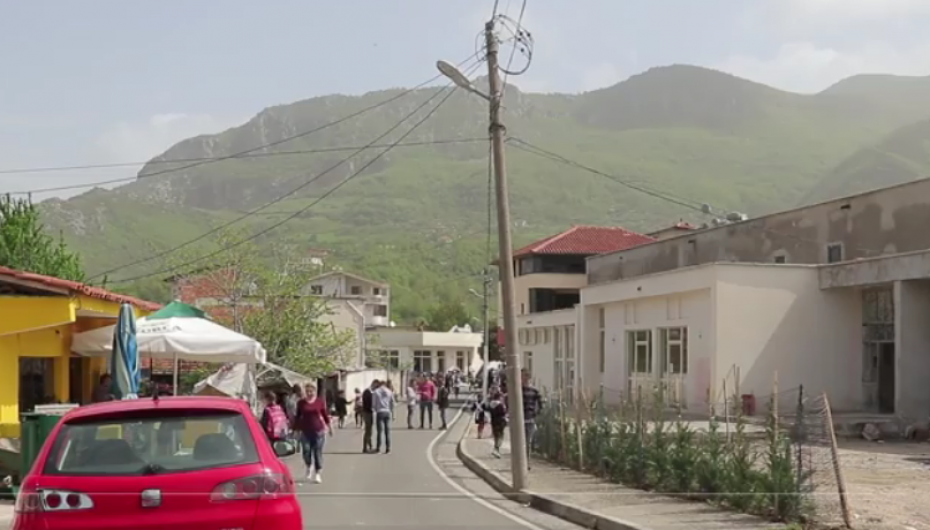 Larg kryeqytetit, mes vështirësive të periferisë