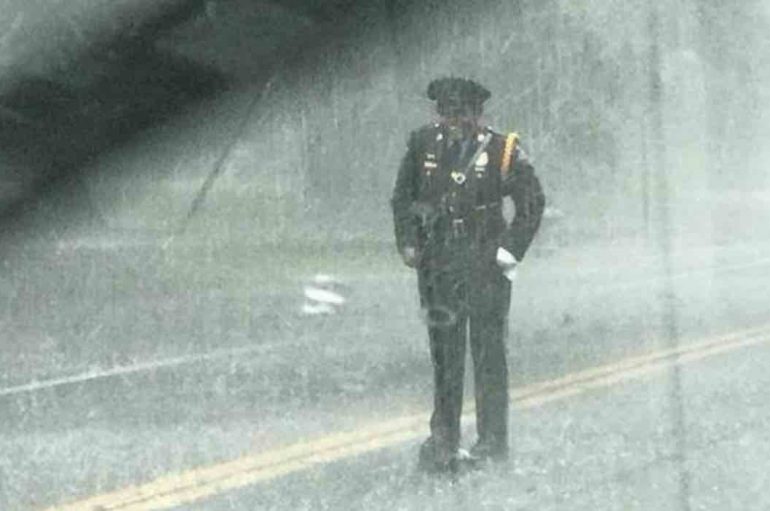 Policja frymëzuese sfidon shiun, duke buzëqeshur mbron një krijesë të gjallë