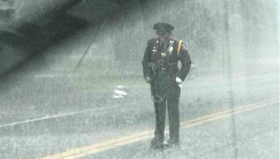 Policja frymëzuese sfidon shiun, duke buzëqeshur mbron një krijesë të gjallë