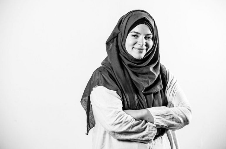 Nada, gazetarja me shami që triumfon mbi paragjykimet