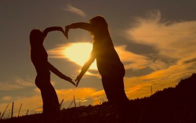 Histori frymëzuese, shkrimtarja falenderon publikisht miqtë që e shpëtuan nga depresioni