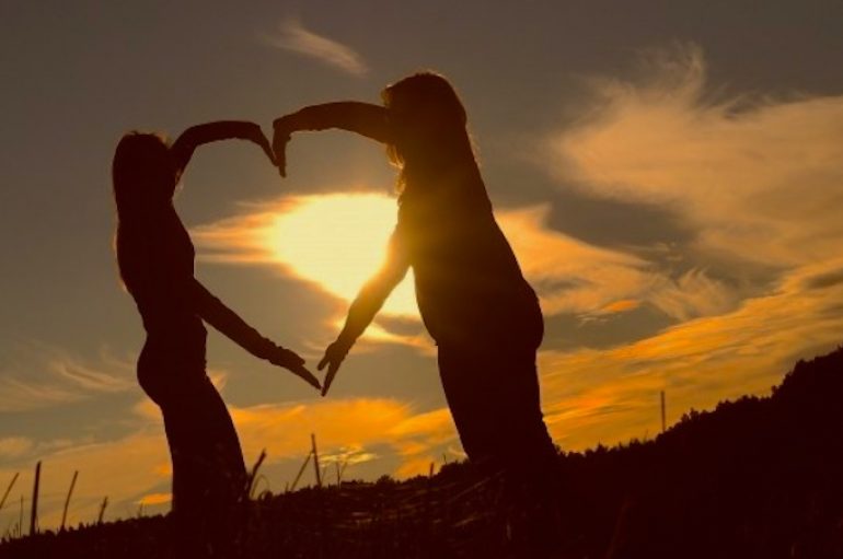 Histori frymëzuese, shkrimtarja falenderon publikisht miqtë që e shpëtuan nga depresioni