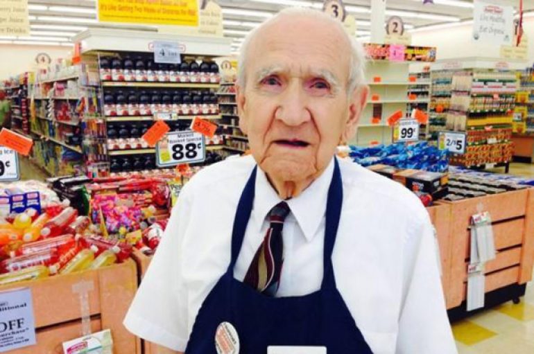 I moshuari lë punën që bëri për 22 vite, befasohet nga gjesti i klientëve